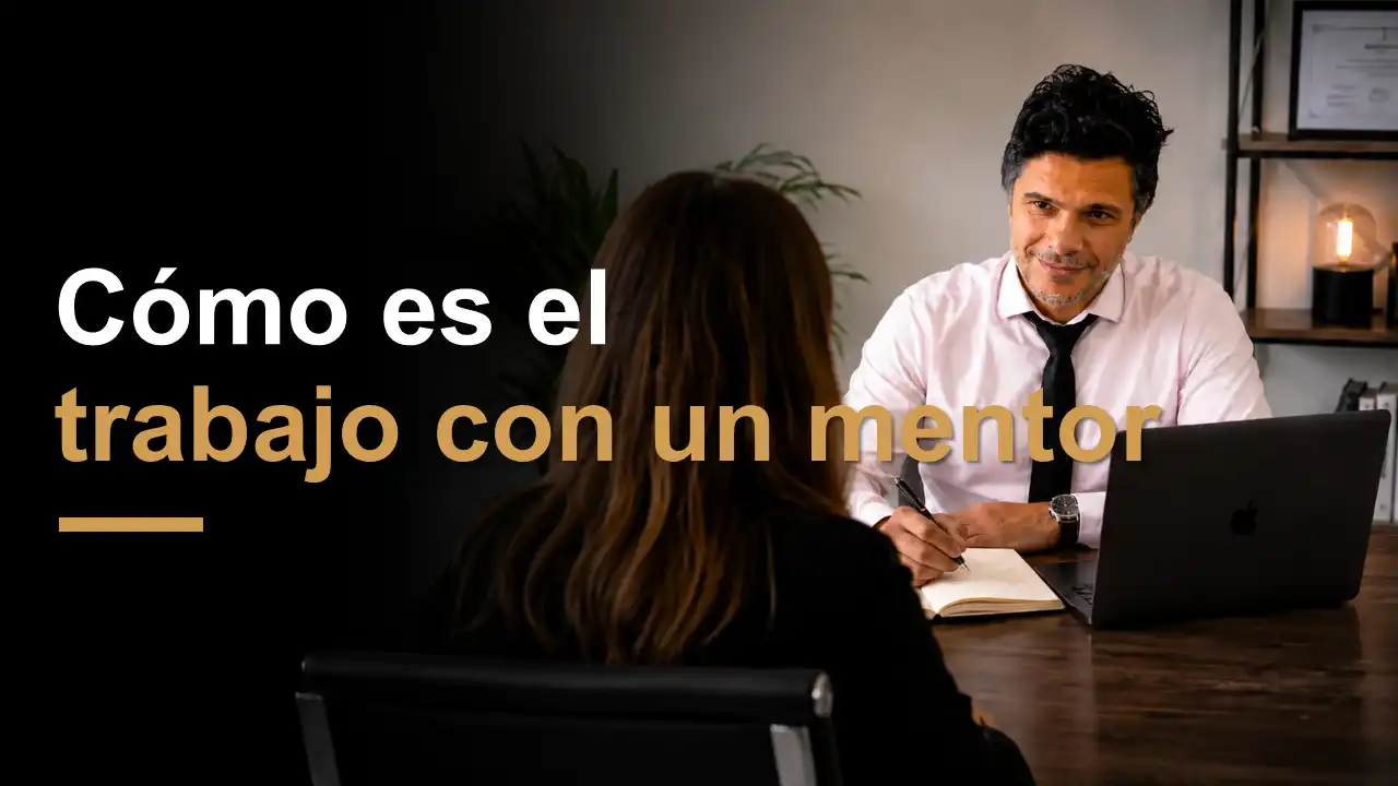 Darío Varona en una sesión de mentoring, explicando cómo es el trabajo con un mentor aplicado a liderazgo, comunicación y gestión profesional.