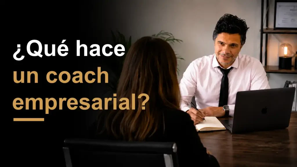 Coach empresarial trabajando con líderes y mandos medios sobre objetivos, comunicación y liderazgo en la empresa.
