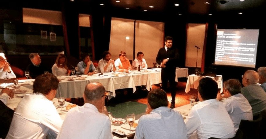 Sesión de coaching empresarial con profesionales trabajando liderazgo, comunicación y habilidades blandas en contexto organizacional
