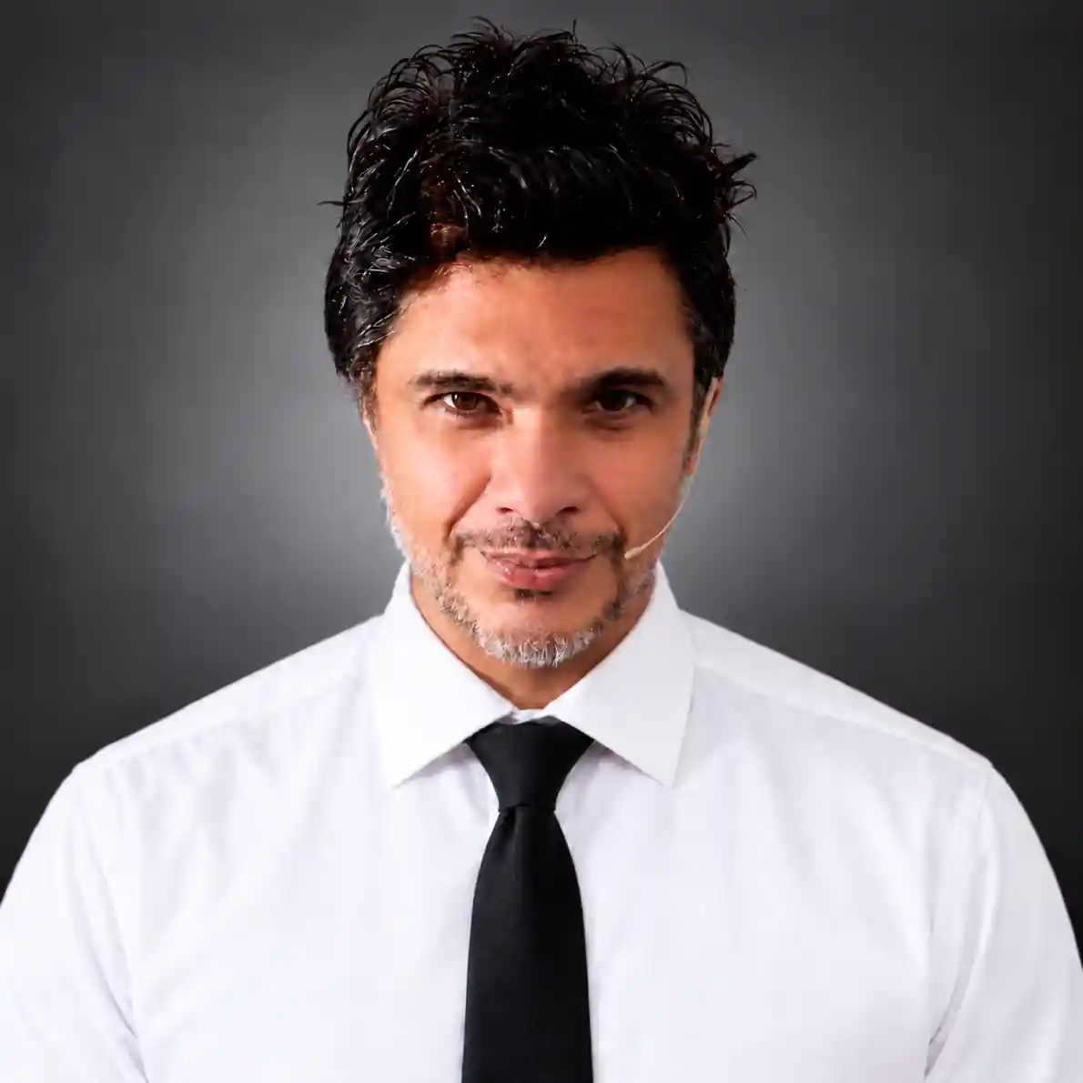 Dario Varona, facilitador y formador en liderazgo, con micrófono